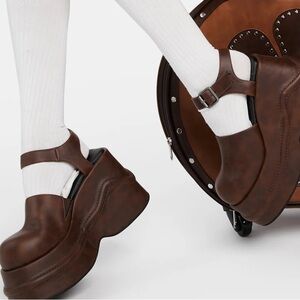 dELiA*s CATCHING FLIGHTS PLATFORM MULES - BROWN sz 9